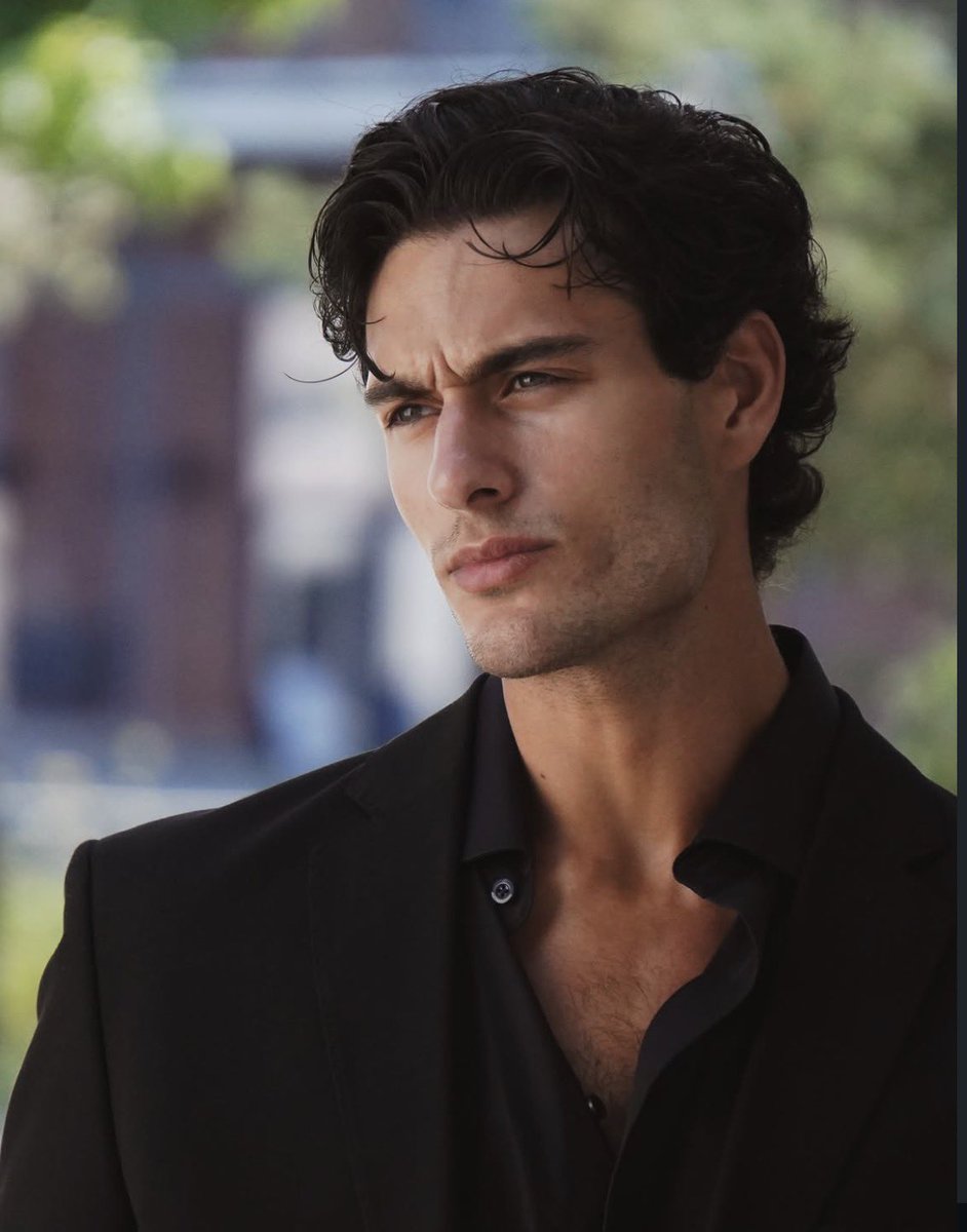 softlyinsteel's tweet photo. Sarah J. Maas já pode providenciar o live action de acotar, temos nosso Rhysand pronto pra dizer: “Hello, Feyre darling.”  🫦 https://t.co/BsBwRlkA6E