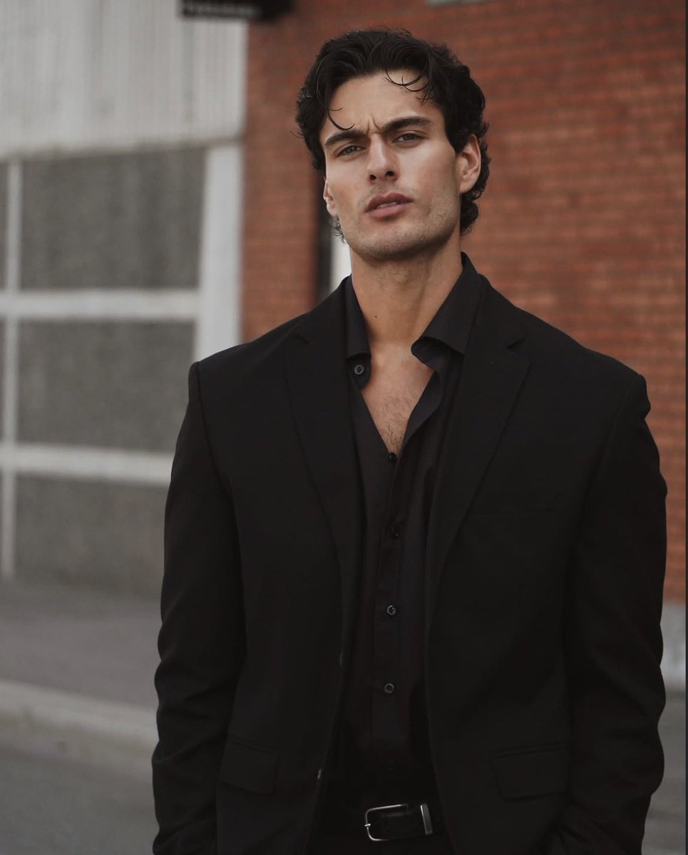 softlyinsteel's tweet photo. Sarah J. Maas já pode providenciar o live action de acotar, temos nosso Rhysand pronto pra dizer: “Hello, Feyre darling.”  🫦 https://t.co/BsBwRlkA6E