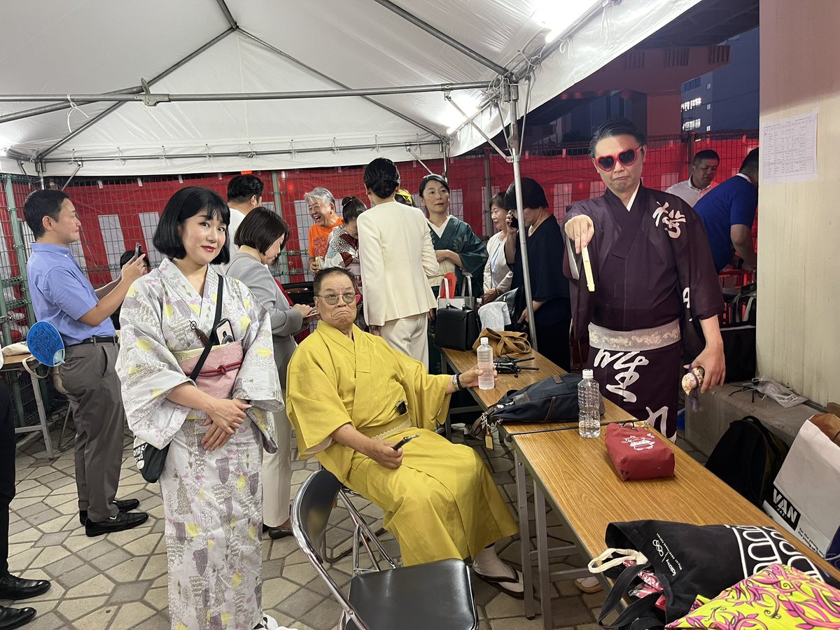 hojo_b's tweet photo. #すみだ錦糸町河内音頭大盆踊り
2日間、江州音頭の太鼓をつとめました。

江州音頭モノガタリ宇宙の会では、中西レモンさんに加え、辺高正師匠、桜川行司師匠が大阪からおいでになり、その鍛え抜かれた節と気迫に圧倒されました。

ありがとうございました🙏 https://t.co/e5JHlQXsVc