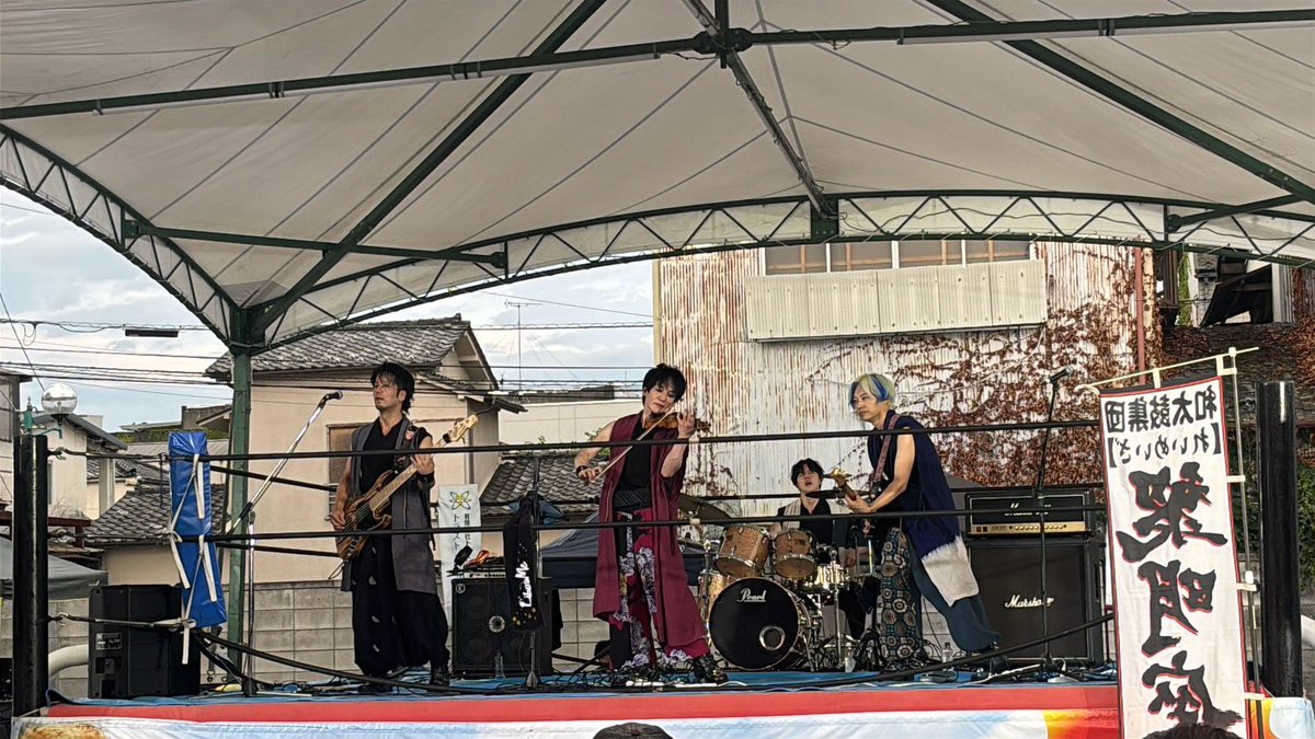 ytk0723's tweet photo. 昨日は栃木県足利市のヤングヤング夏祭りで演奏でした!去年に続き黎明座とのコラボありで、今年はプロレスリングの上での演奏でした!リング上での演奏は初でしたが、かなりマットが揺れるのでいつものようにジャンプやステップが踏めなかったけれど(笑)その分熱い演奏ができたのでは😁
#LiberaMe https://t.co/547ofsHNgP