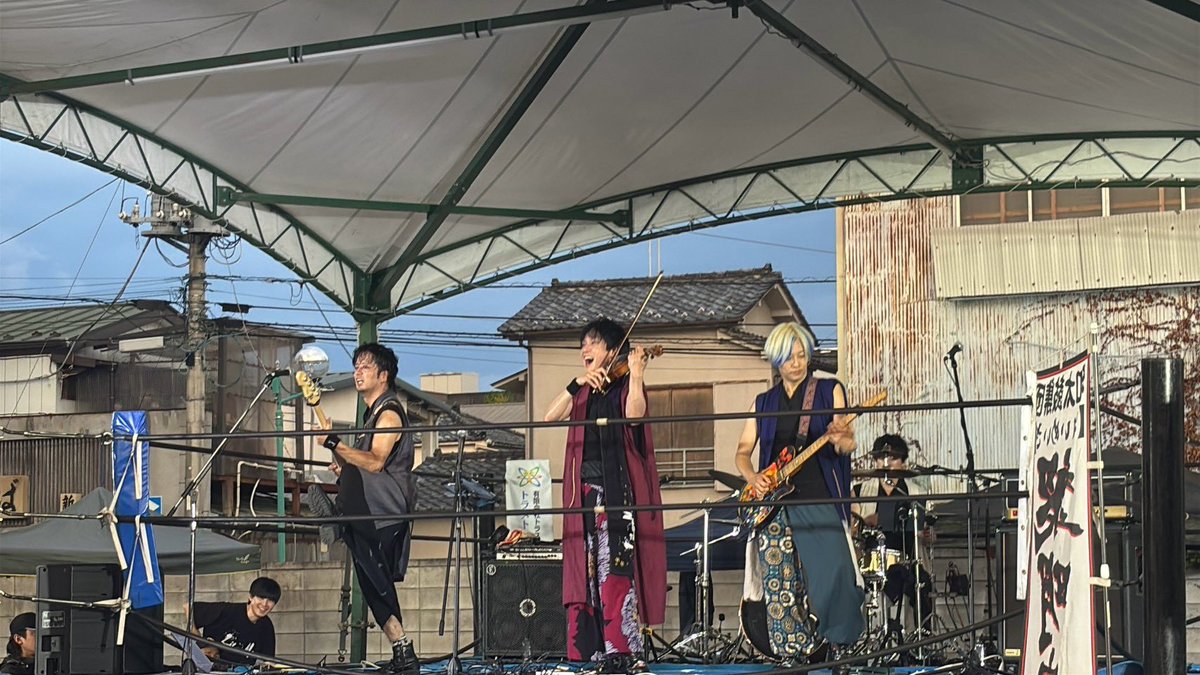 ytk0723's tweet photo. 昨日は栃木県足利市のヤングヤング夏祭りで演奏でした!去年に続き黎明座とのコラボありで、今年はプロレスリングの上での演奏でした!リング上での演奏は初でしたが、かなりマットが揺れるのでいつものようにジャンプやステップが踏めなかったけれど(笑)その分熱い演奏ができたのでは😁
#LiberaMe https://t.co/547ofsHNgP