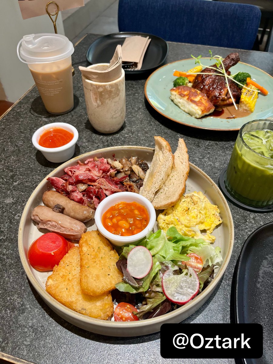 Oztark's tweet photo. 📍The Coffee Academics, Gafoy, Mall Kelapa Gading, Jakarta Utara

🍗🥔Roasted Chicken with Potato Gratin
🏷️ Rp.135.000
Setengah ekor ayam panggang yang kulitnya cokelat pekat terkaramelisasi, disiram saus jamur lada hitam yang gurih di bagian bawahnya. Dilengkapi dengan potato gratin yang creamy berkerak keju, plus potongan jagung manis bakar, wortel, dan brokoli. 

🥓🥚The Academics Breakfast
🏷️Rp135.000
Telur sesuai request (saya memesan omelete), beef bacon, sosis sapi, oseng jamur, kacang borlotti, kentang hashbrown, dan salad sayur porsi mini. Mirip English Breakfast. 

🥩🥘Thai Beef Red Curry and Mashed Potato
🏷️Rp120.000
Potongan beef steak lembut yang ditata di atas mashed potato. Disajikan dengan kuah kari merah Thailand yang sedikit pedas, dilengkapi irisan terong, tomat hijau dan tomat merah segar. 

🐟🌶️Balinese Tuna Tataki
🏷️Rp105.000
Irisan tuna tataki ditaburi sambal matah disajikan diatas salad selada, tomat dan lobak segar, dilengkapi keripik tempe. Rasnya asam manis pedas, tunanya fresh. 

🍵🫖Matcha Earl Grey
🏷️Rp65.000
Matchanya gurih dan wangi dari earl grey. Teksturnya kental. Kombinasi yang cocok. Saya suka ini. 

🏛️Tempatnya nyaman, lega, menarik, bersih, rapih, makanannya higienis dan enak enak. 

⭐️Pelayanan ramah, sopan, murah senyum, makanan datang cepat dan dalam keadaan fresh

🔄Akan kembali lagi? Tentu saja