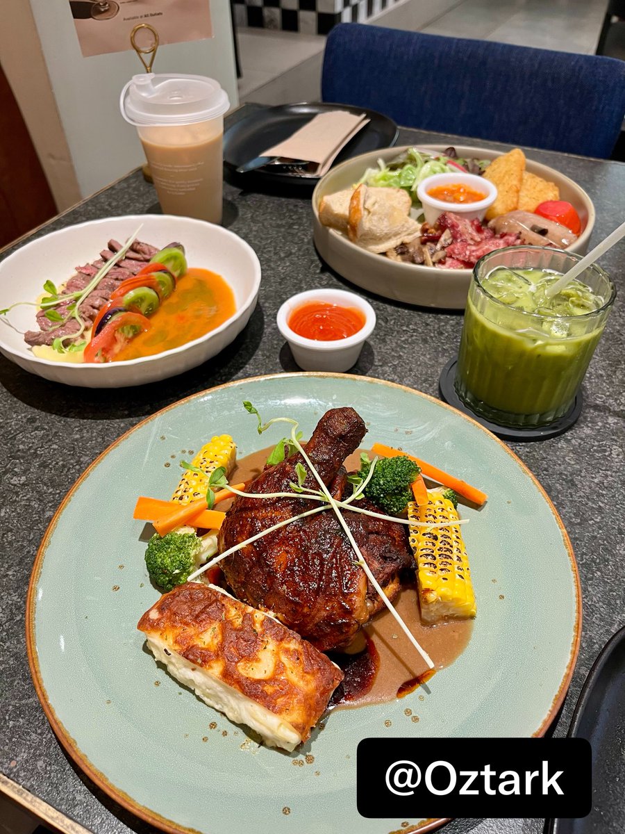 Oztark's tweet photo. 📍The Coffee Academics, Gafoy, Mall Kelapa Gading, Jakarta Utara

🍗🥔Roasted Chicken with Potato Gratin
🏷️ Rp.135.000
Setengah ekor ayam panggang yang kulitnya cokelat pekat terkaramelisasi, disiram saus jamur lada hitam yang gurih di bagian bawahnya. Dilengkapi dengan potato gratin yang creamy berkerak keju, plus potongan jagung manis bakar, wortel, dan brokoli. 

🥓🥚The Academics Breakfast
🏷️Rp135.000
Telur sesuai request (saya memesan omelete), beef bacon, sosis sapi, oseng jamur, kacang borlotti, kentang hashbrown, dan salad sayur porsi mini. Mirip English Breakfast. 

🥩🥘Thai Beef Red Curry and Mashed Potato
🏷️Rp120.000
Potongan beef steak lembut yang ditata di atas mashed potato. Disajikan dengan kuah kari merah Thailand yang sedikit pedas, dilengkapi irisan terong, tomat hijau dan tomat merah segar. 

🐟🌶️Balinese Tuna Tataki
🏷️Rp105.000
Irisan tuna tataki ditaburi sambal matah disajikan diatas salad selada, tomat dan lobak segar, dilengkapi keripik tempe. Rasnya asam manis pedas, tunanya fresh. 

🍵🫖Matcha Earl Grey
🏷️Rp65.000
Matchanya gurih dan wangi dari earl grey. Teksturnya kental. Kombinasi yang cocok. Saya suka ini. 

🏛️Tempatnya nyaman, lega, menarik, bersih, rapih, makanannya higienis dan enak enak. 

⭐️Pelayanan ramah, sopan, murah senyum, makanan datang cepat dan dalam keadaan fresh

🔄Akan kembali lagi? Tentu saja