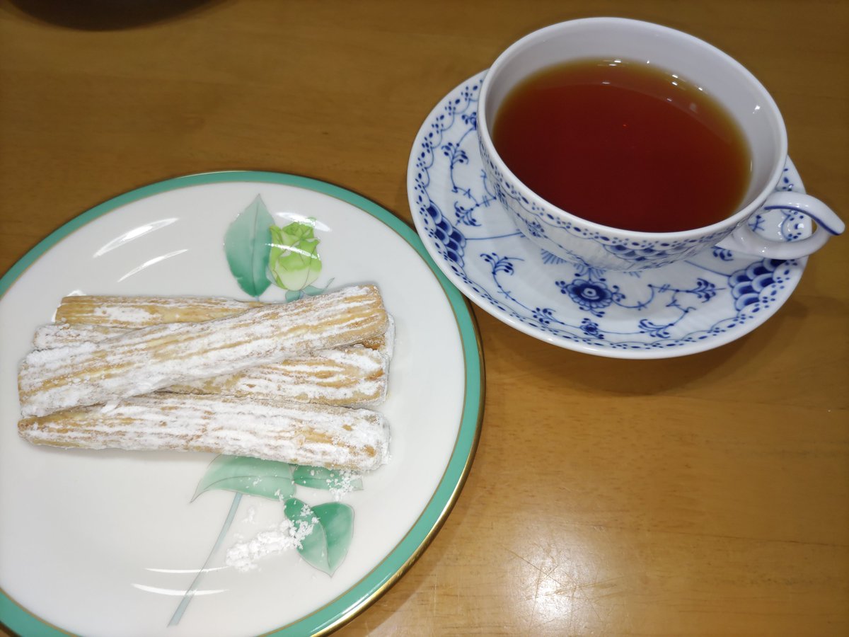 mari19980211's tweet photo. いただきもののパイで夜の一服。
チーズレモンパイにアールグレイ。
美味しい。

7月は仕事の時間は長く、プライベートはあっという間に過ぎた気がする。色々あったけど明日から8月。
夏はまだ中盤、かな。
#チーズレモンパイ
#アーマッドティーアールグレイ
#紅茶のある暮らし https://t.co/Eh0kjAh9nE