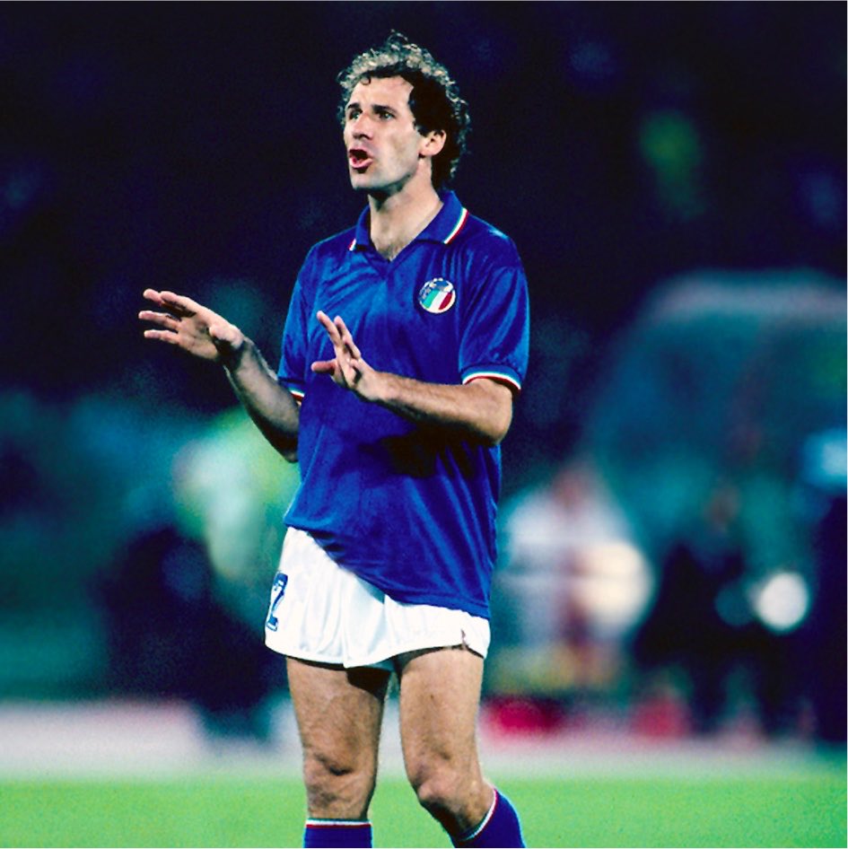 calciolog_tr's tweet photo. “Size bir anımı anlatayım.

Milli takımdan ilk davetimi 21 yaşındayken Arrigo Sacchi döneminde, 1994 Dünya Kupası öncesinde aldım.

Bir gün yemek masasına geldim. Karşımda Franco Baresi ve Roberto Mancini gibi isimler oturuyordu.

Tek kelime edemiyordum.

Bir ara Beppe Signori bana dönüp,

“Franco’ya söylesene, tuzu uzatsın.” dedi.

İçimden,

“Ben ona gerçekten ‘Franco’ diyebilir miyim?” diye geçirdim.

Sonunda dönüp sadece,

“Affedersiniz, tuzu uzatır mısınız?” diyebildim.

İnanın şaka yapmıyorum. 21 yaşındaydım ve Franco Baresi’ne adıyla hitap etmeye cesaret edemiyordum.

İşte bu, o büyük beyefendilerin sahip olduğu karizmanın ne kadar güçlü olduğunu anlatmaya yeter.” — Luigi Di Biagio