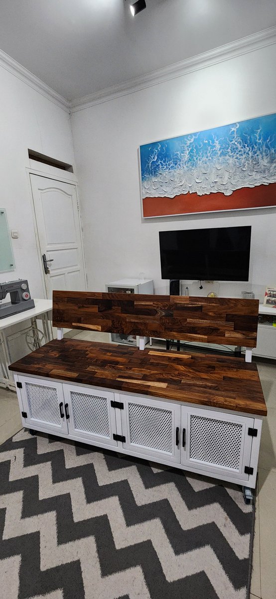 andiksusilo's tweet photo. Bikin bench sendiri (yang tidak bisa di cakar kucing) dari design, ngelas, ngecat dan finishing. https://t.co/eaMTuot0yT