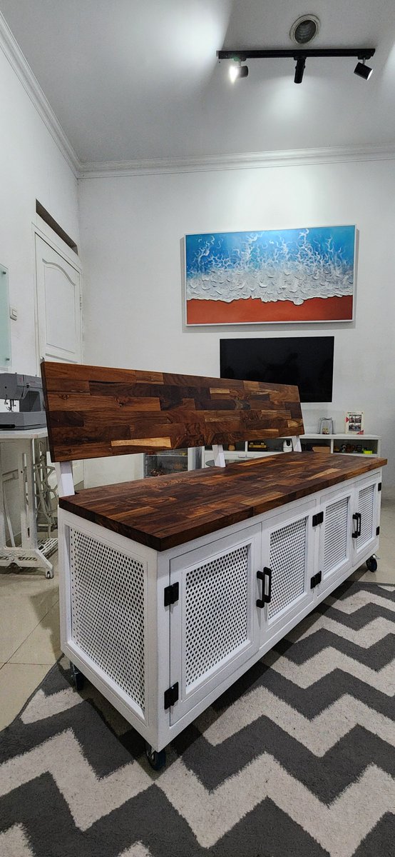 andiksusilo's tweet photo. Bikin bench sendiri (yang tidak bisa di cakar kucing) dari design, ngelas, ngecat dan finishing. https://t.co/eaMTuot0yT