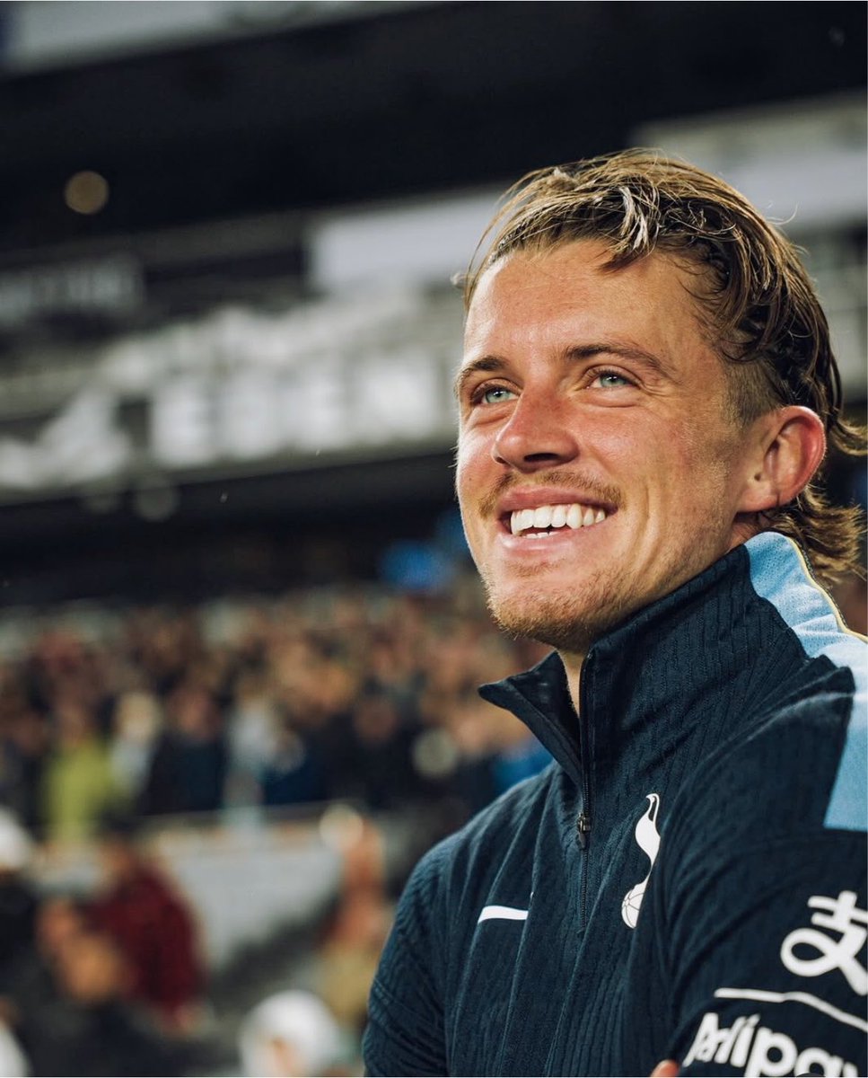 Lilywhite_Rose's tweet photo. #thfc Roberto De Zerbi on Conor Gallagher: 

“I consider Conor a top player and a top guy. I think he it is more important to me a good guy than good player, but he is both. 

"When Conor is good and in a good condition, we play with one player more because he is like two players."