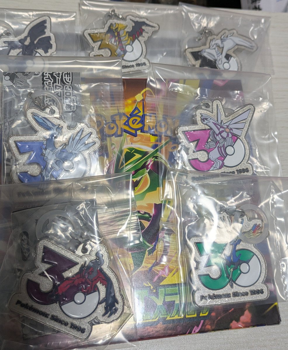 iemon7777777's tweet photo. １ＢＯＸだけ手に入れたのとメタルチャームはコンプリート今回の https://t.co/sV0c5bvBCF