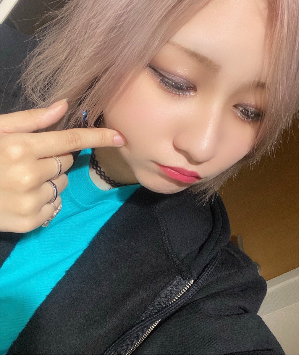 Risu_0815's tweet photo. 友達と昔の自撮りみながら
髪色の話しよったんけど
髪の毛ばか傷みすぎてて
爆笑なんやけどwwwwwwww
あと、ピンクのやつ
どんな顔で自撮りしてん、うち。 https://t.co/IFFeY4Fmt5