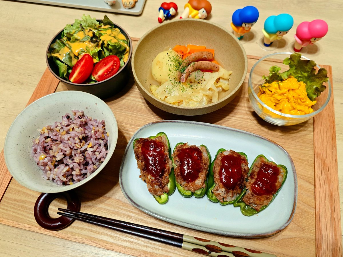 okayu1013's tweet photo. 本日の適当クッキング
ピーマンの肉詰め、ポトフ、昨日作ったかぼちゃのサラダ、サラダ、ごはん
肉詰めは食パンを刻んで入れたらいつもよりやわらかジューシー…つなぎは大事なのだと実感 https://t.co/FAgfo6ID98