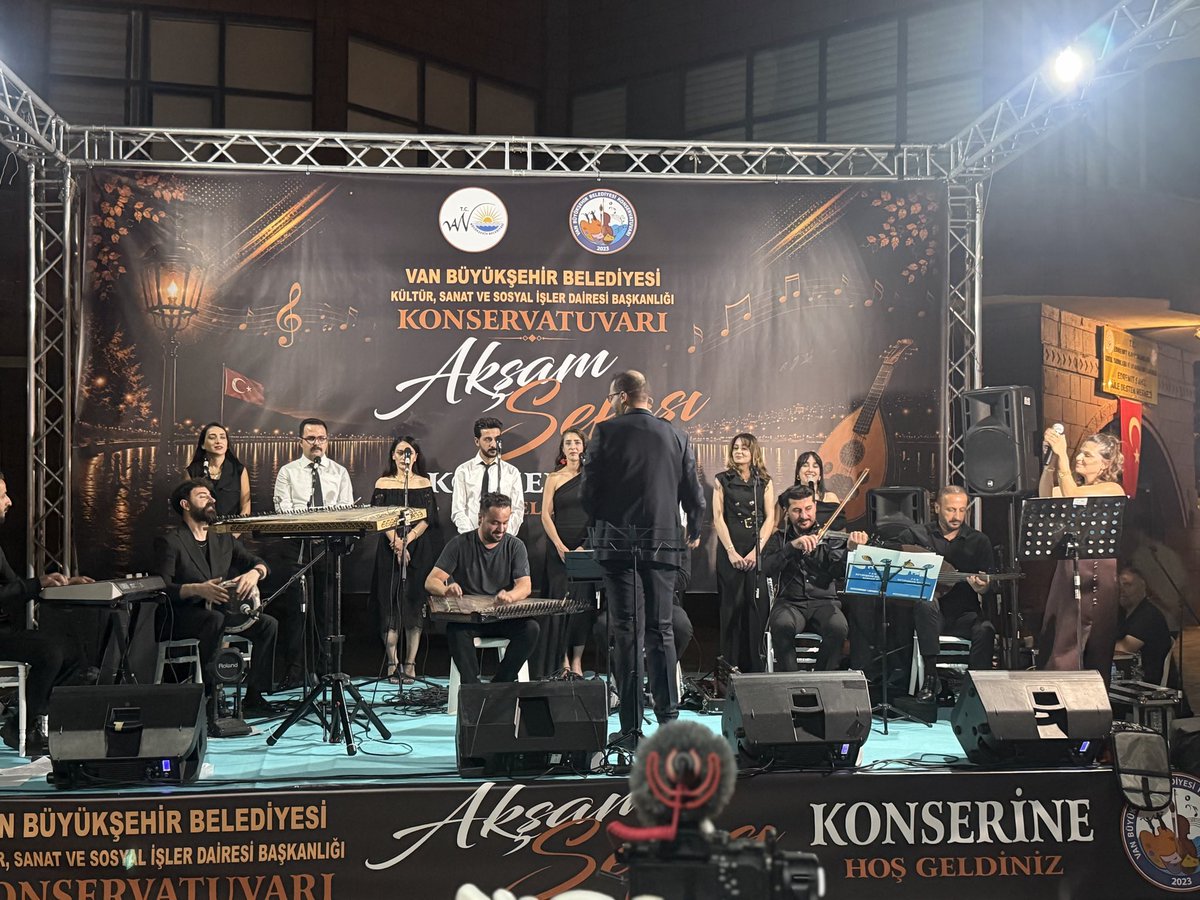ikramkali's tweet photo. VAN ŞARKILARIYLA MUHTEŞEM GECE
Van Büyükşehir Belediyesi Konservatuvarı Akşam Sefası Topluluğu, Van Edremit’te vatandaşlarla buluştu.Türk müziğinin seçkin eserleri ve Edremit’ten Bir Gün Van’a Giderken, Bir Van Sevdasıdır, Kokun Gelir Elvan Elvan adlı Van şarkıları seslendirildi https://t.co/8csiNNS0MN