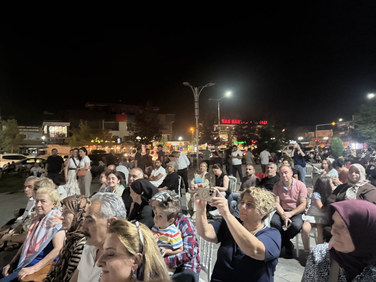 ikramkali's tweet photo. VAN ŞARKILARIYLA MUHTEŞEM GECE
Van Büyükşehir Belediyesi Konservatuvarı Akşam Sefası Topluluğu, Van Edremit’te vatandaşlarla buluştu.Türk müziğinin seçkin eserleri ve Edremit’ten Bir Gün Van’a Giderken, Bir Van Sevdasıdır, Kokun Gelir Elvan Elvan adlı Van şarkıları seslendirildi https://t.co/8csiNNS0MN