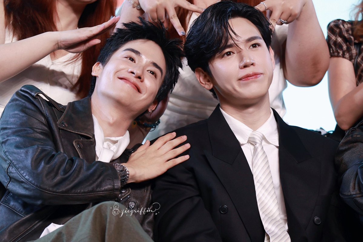 giegriffin's tweet photo. แรก ๆ ยังแค่แตะ หลัง ๆยิ่งถ่ายไปเรื่อย ๆ ซบไปเลย 🤣

#ADogAndAPlane
#Tawan_V #Newwiee https://t.co/HEvAGPduXt