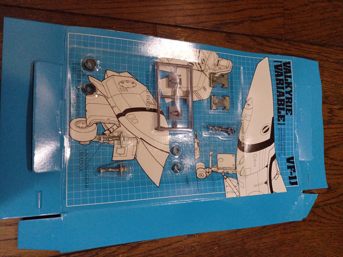 EX_0089's tweet photo. ネックスバルキリー買ってきた、説明書無しの訳アリ品

なんか箱が膨れてるなと思って中身確認したらまさかのミリアのVF-1が混入してて笑ってしまった

他にも紙やすりとバサラのバルキリーの顔が入ってた、よくわからんけど得したな、両方説明書ないけども

#プラモデル　#マクロス https://t.co/4wnDWRFtDR