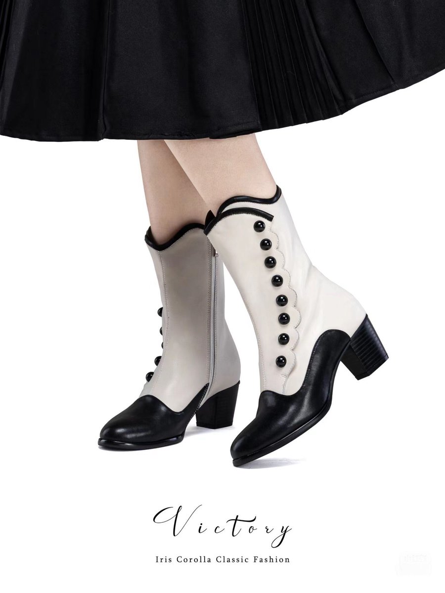 ManusxMachina's tweet photo. Victorian Round Toe Buttoned Boots | Middle Length - Black Ivory 
https://t.co/zCjDl2DCOB 
ヴィクトリア時代を想起させる、クラシックな品格を備えたボタンブーツ。サイドに丸いボタンが装飾されており、つま先に丸みを帯びたラウンドトゥのデザインがエレガントな印象を与えてくれる。 https://t.co/Tb2bIzbv6o