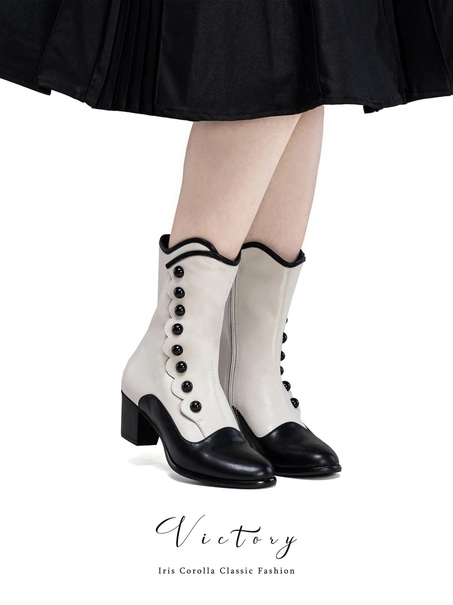 ManusxMachina's tweet photo. Victorian Round Toe Buttoned Boots | Middle Length - Black Ivory 
https://t.co/zCjDl2DCOB 
ヴィクトリア時代を想起させる、クラシックな品格を備えたボタンブーツ。サイドに丸いボタンが装飾されており、つま先に丸みを帯びたラウンドトゥのデザインがエレガントな印象を与えてくれる。 https://t.co/Tb2bIzbv6o