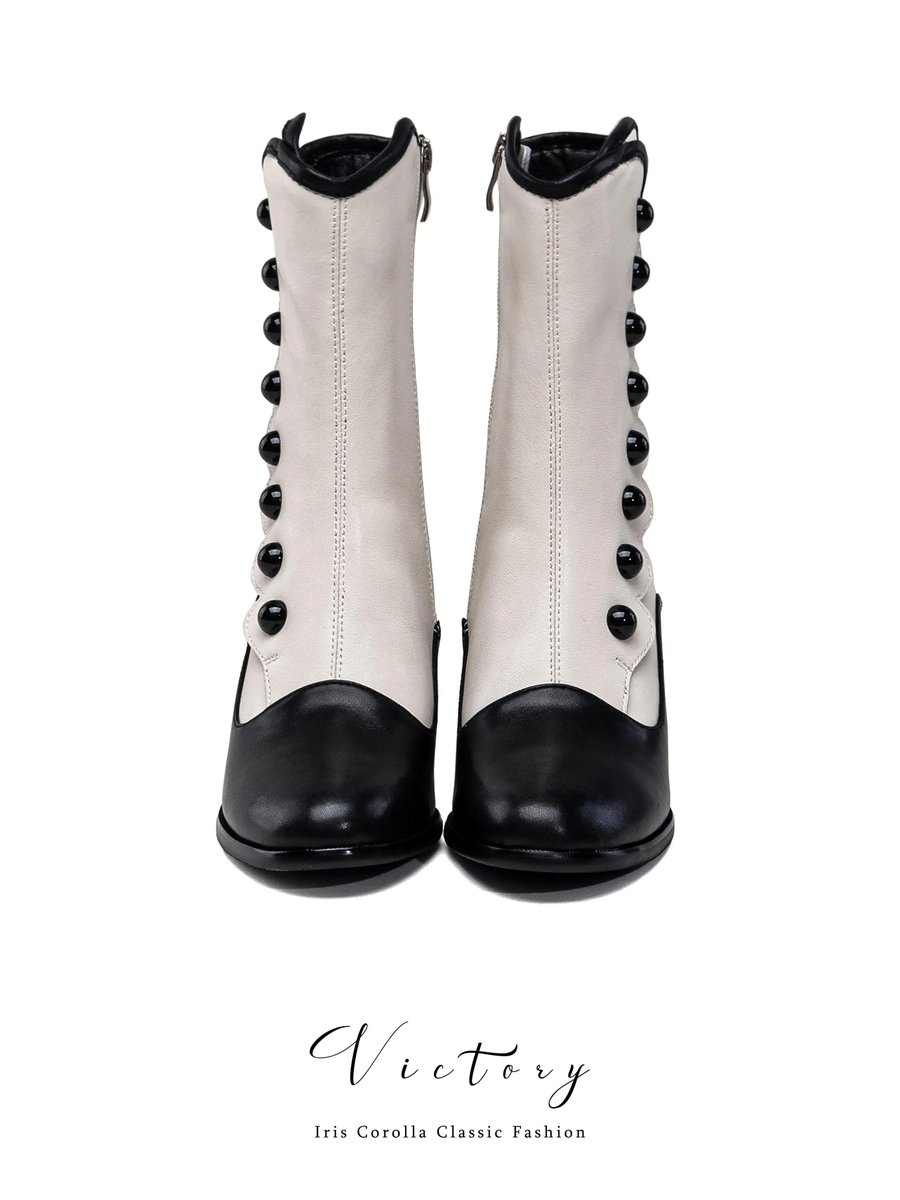 ManusxMachina's tweet photo. Victorian Round Toe Buttoned Boots | Middle Length - Black Ivory 
https://t.co/zCjDl2DCOB 
ヴィクトリア時代を想起させる、クラシックな品格を備えたボタンブーツ。サイドに丸いボタンが装飾されており、つま先に丸みを帯びたラウンドトゥのデザインがエレガントな印象を与えてくれる。 https://t.co/Tb2bIzbv6o