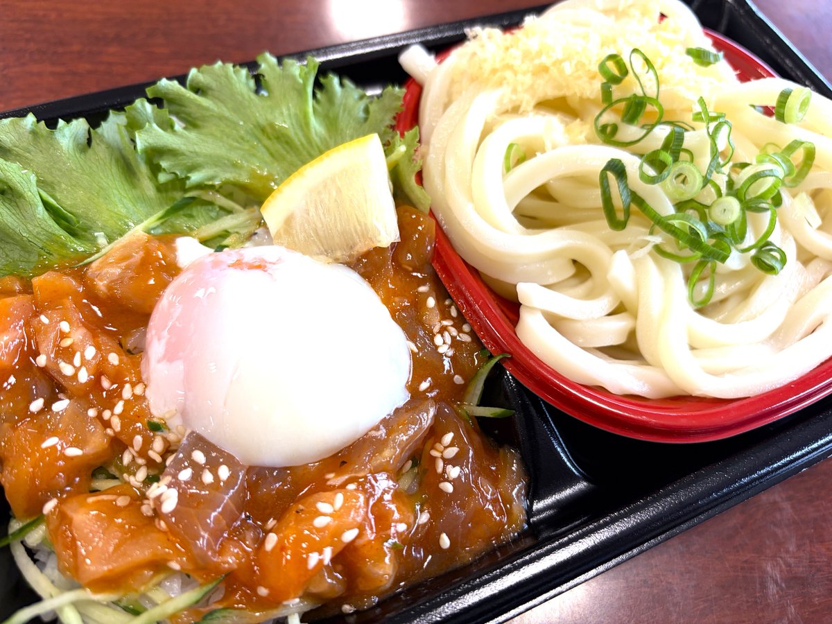 belc_jp's tweet photo. ハワイの風♪ベルク流ポキ丼＆うどんセットを食べながら20時半からの #乃木談 はじまるのそわそわしながら待ってるところ。 https://t.co/GKfPbjKdK9