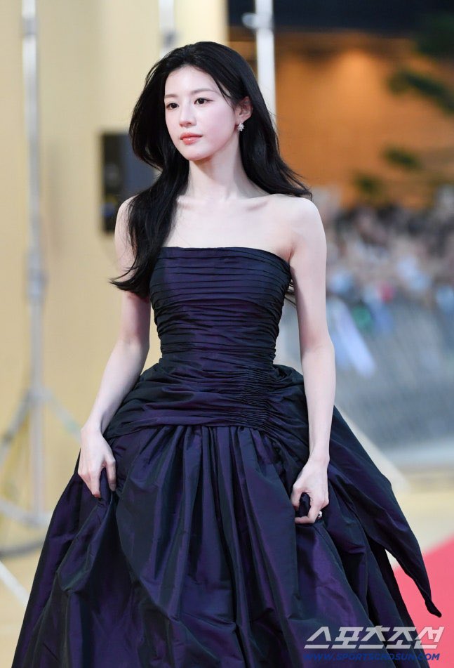 gyjbase's tweet photo. Go Younjung shines like an aurora filled sky at the Blue Dragon Series Awards. https://t.co/FHRNIainuV