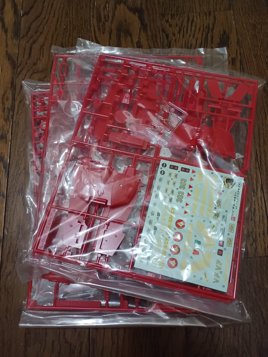 EX_0089's tweet photo. ネックスバルキリー買ってきた、説明書無しの訳アリ品

なんか箱が膨れてるなと思って中身確認したらまさかのミリアのVF-1が混入してて笑ってしまった

他にも紙やすりとバサラのバルキリーの顔が入ってた、よくわからんけど得したな、両方説明書ないけども

#プラモデル　#マクロス https://t.co/4wnDWRFtDR