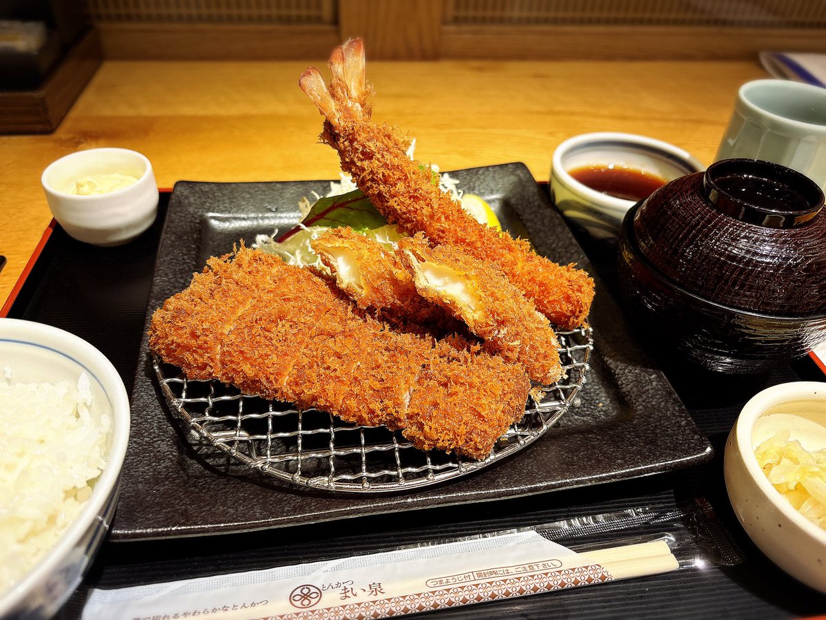 chikaco_eats's tweet photo. ロースカツとイカフライとエビフライ
ごはん、お味噌汁 https://t.co/YGG6qhak8C