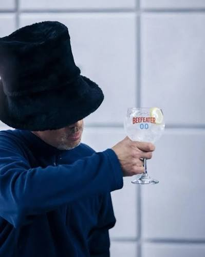 XaviGasso's tweet photo. ¡Beefeater ha recreado "Virtual Insanity" de Jamiroquai treinta años después!
Nueve sets físicos reales, suelos móviles de verdad, cero CGI, cero IA. ..
En 2026, elegir el camino largo es casi un acto de provocación. 
Me flipa Jay Kay...
#estoesphusions
https://t.co/CIOLtNrrF6 https://t.co/TJfTg7TQAF