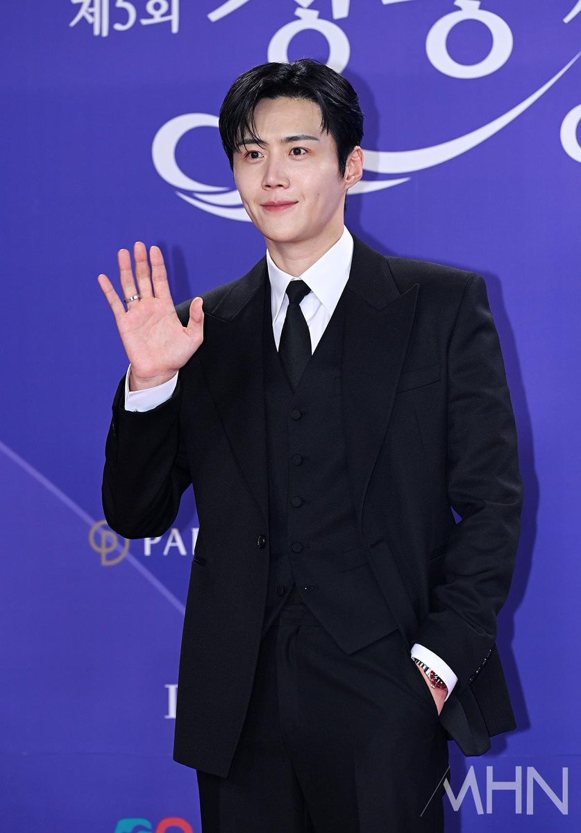 HojinandMuhee's tweet photo. #CanThisLoveBeTranslated couple #KimSeonho and #GoYounjung stun on the red carpet of #BlueDragonSeriesAwards2026 https://t.co/5EdlOfNIIL