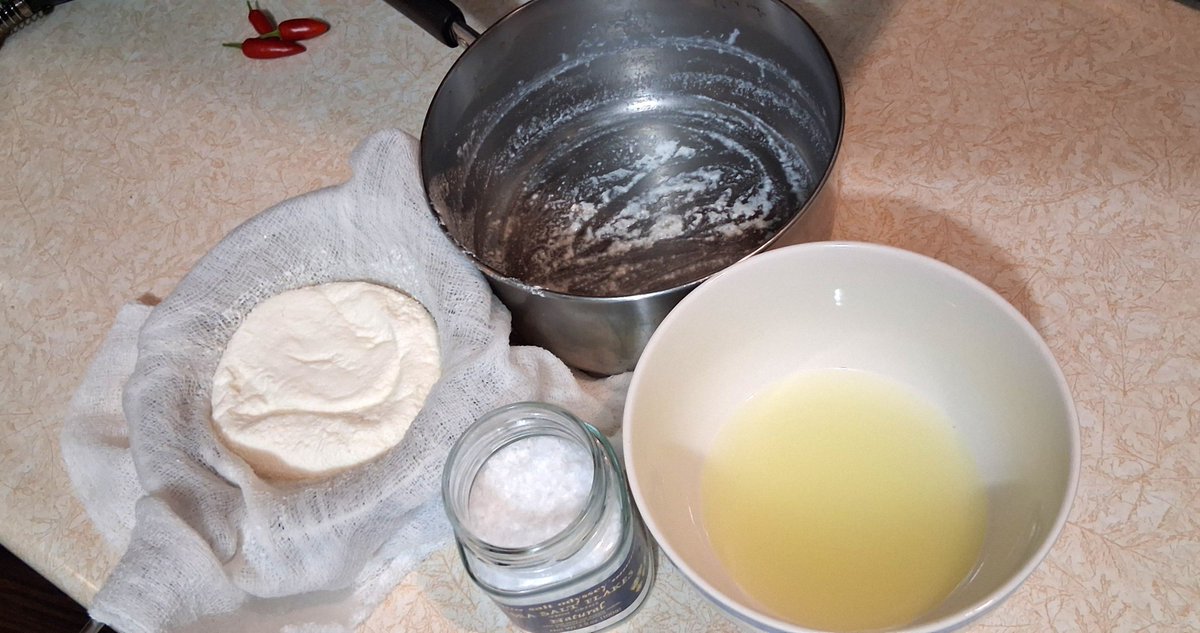 Sophiascrolls's tweet photo. G'morning Twitterland โ๏ธ
The cheese had curdled overnight and I just drained it into a cheesecloth.
More whey will come out till tonight.
#goatcheese https://t.co/2gNfXr3xD5