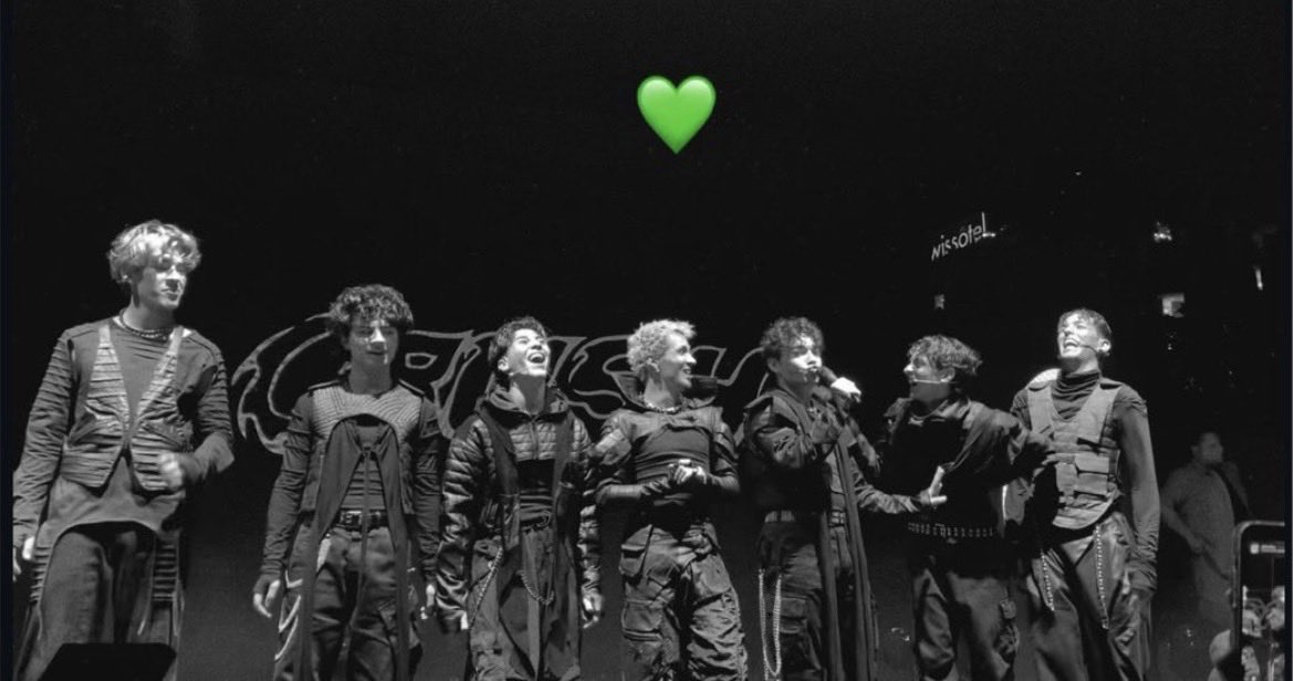 Cherryrayynn's tweet photo. GURUR biraz da Spotify da kasmaya gidiyorum #CRUSH1M https://t.co/yhoAsvaqJr