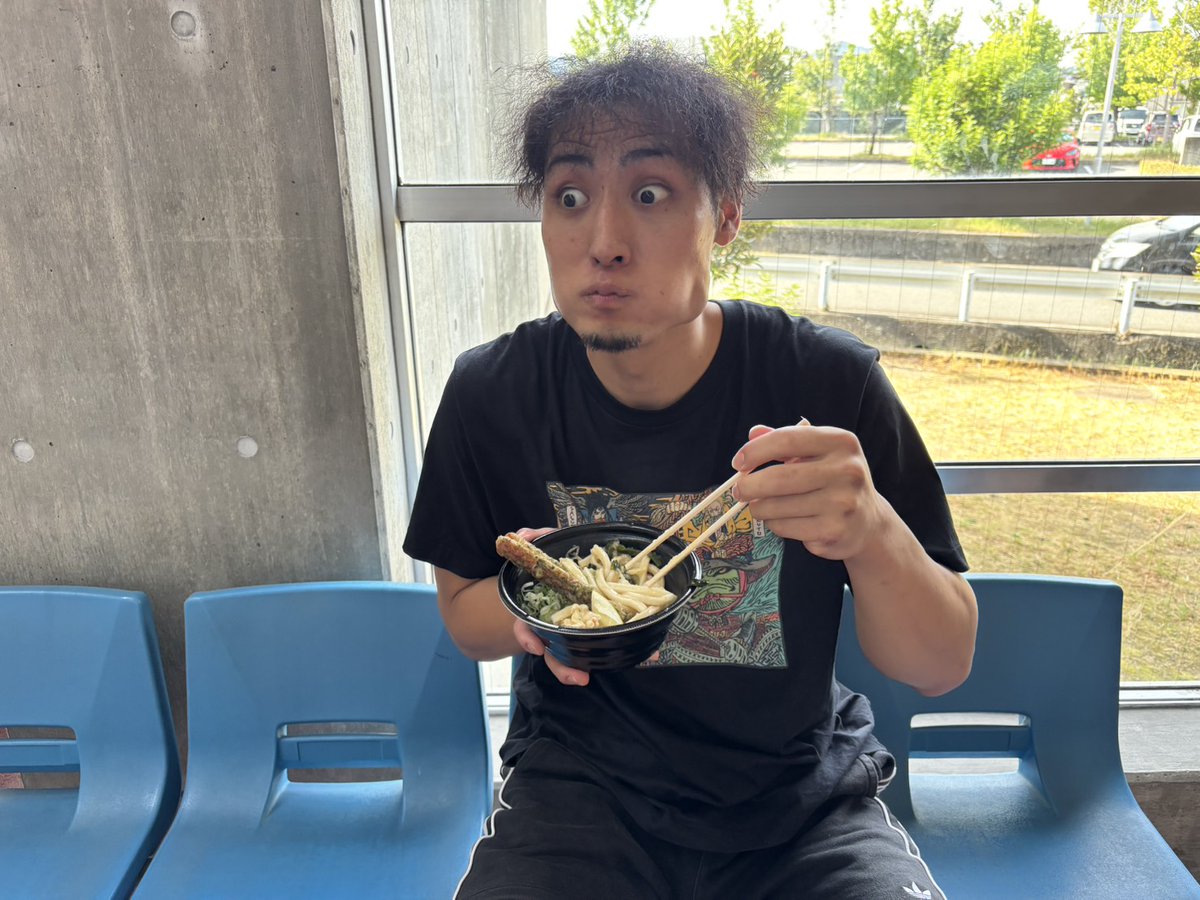 GAMBAROUS's tweet photo. 本日のトレーニング後は、
#うどん食堂あさひ さんより、
選手・スタッフへうどんをご提供いただきました🍜✨

ハードな練習後の体に染み渡る一杯。
美味しいうどんでエネルギーをチャージすることができました💪
心温まるご支援、本当にありがとうございました！ https://t.co/FKS6YmsdY5