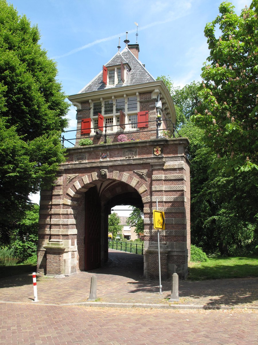 ToxandrianFren's tweet photo. The oosterpoort (easterngate) in the beautiful town of Hoorn is the last remaining city gate. It was built in 1578. https://t.co/3e6DrEQ6Yp