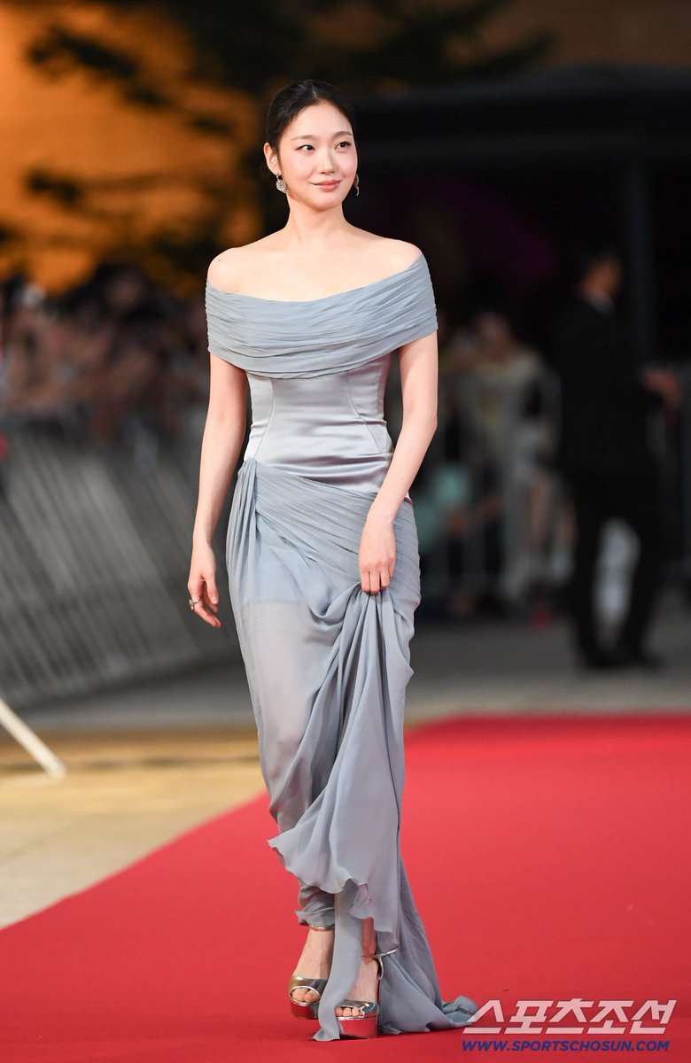 fiorestale's tweet photo. Kim Goeun just arrived the 5th Blue Dragon Series Awards red carpet this evening! https://t.co/ajdDgi8muq