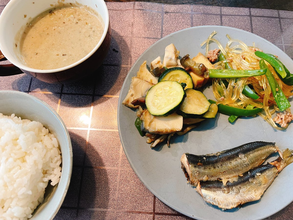 ILove610's tweet photo. いわしの梅煮
ピーマンと春雨の合挽炒め
厚揚げと野菜炒め
なすのポタージュ

厚揚げと舞茸を炒めようと思ったけど、ズッキーニも、なすも、って結局野菜炒め😂

#おうちごはん
#夜ご飯 https://t.co/W4g9IdLRrL