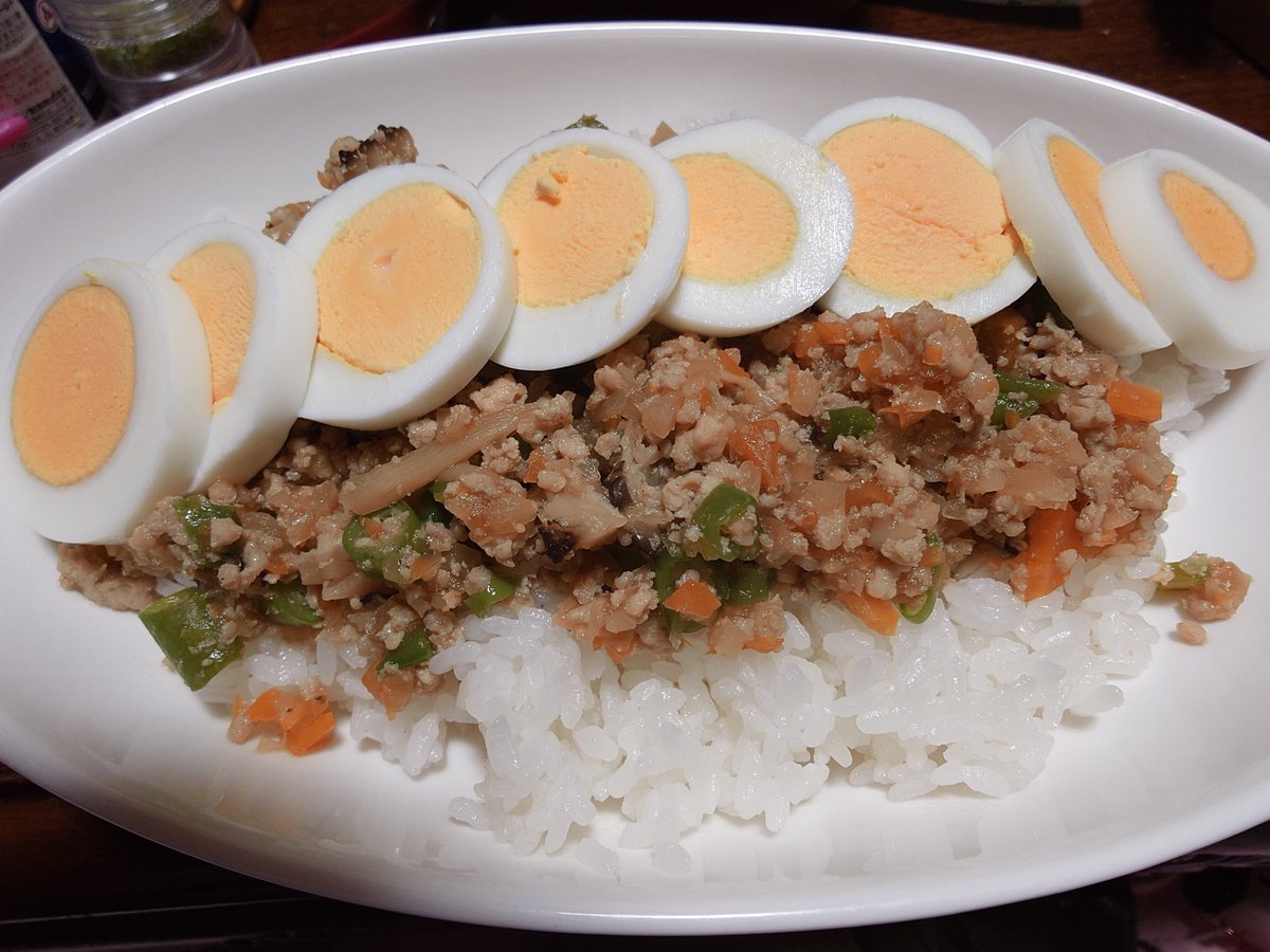 denchanai's tweet photo. お弁当でもおなじみの鶏そぼろ

美味しいけど野菜が足りない

あれこれ調べて

野菜��ぼろを作った https://t.co/8yLC64k2X5