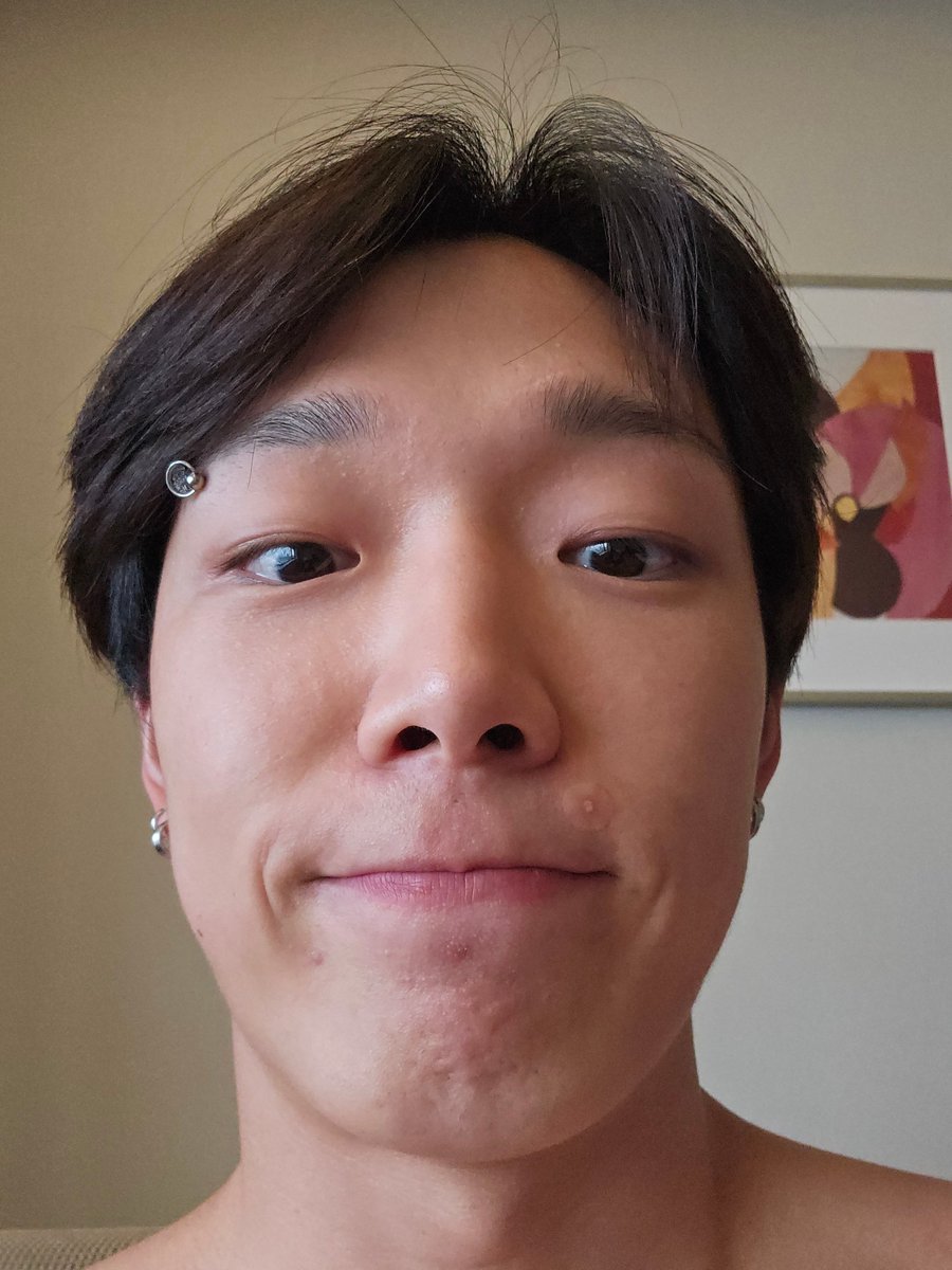 jiwonmuse's tweet photo. bobby stop jadi cowok lucu (bikin naksir) 😔

​💬: oppa, gue sempet pacaran 2 tahun sama cowok yg mirip sama lu, tapi skrg udh putus. gue harus pacaran sama siapa lagi?
🐰: ​semua koreans mukanya mirip gue kok
🐰: ​muka gue kan cuma bentukan gambar mata, mata, hidung, sama mulut doang [😭]

IYA TAPI GANTENG NGERTI GAK SIH???? 🫠