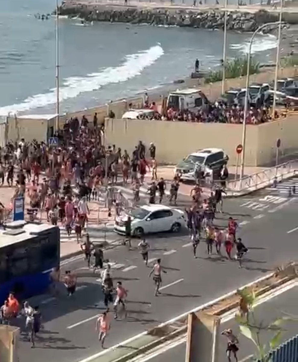 travipg's tweet photo. #ULTIMAHORA Guardias civiles desbordados en #Ceuta ante la avalancha migratoria. Mucho ánimo a los compañer@s que estan prestando servicio ahora mismo en la zona.
@ElFarodeCeuta @CeutaTV https://t.co/4gUPQSm2F2