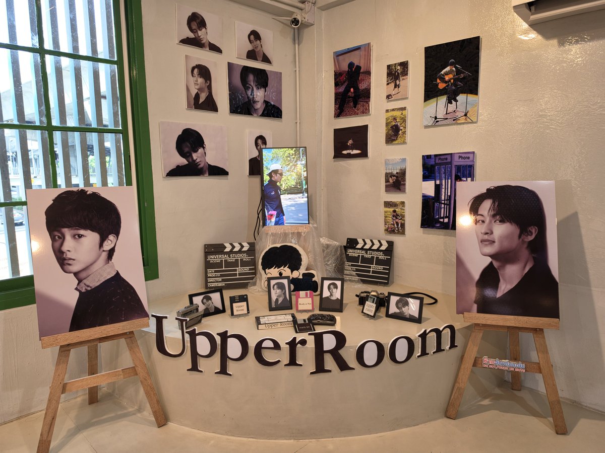 8kyu9's tweet photo. เดินไปตรงไหนก็มีแต่ท่าน CEO UpperRoom นี่ฟินมาก ปกติไม่ค่อยมีดวงแต่รอบนี้ได้ Lucky drawด้วย คือทุกอย่างในงานดีมากจริงๆ 💙 
#ByYourSideMarkLee27th https://t.co/v7WcqSZZCA
