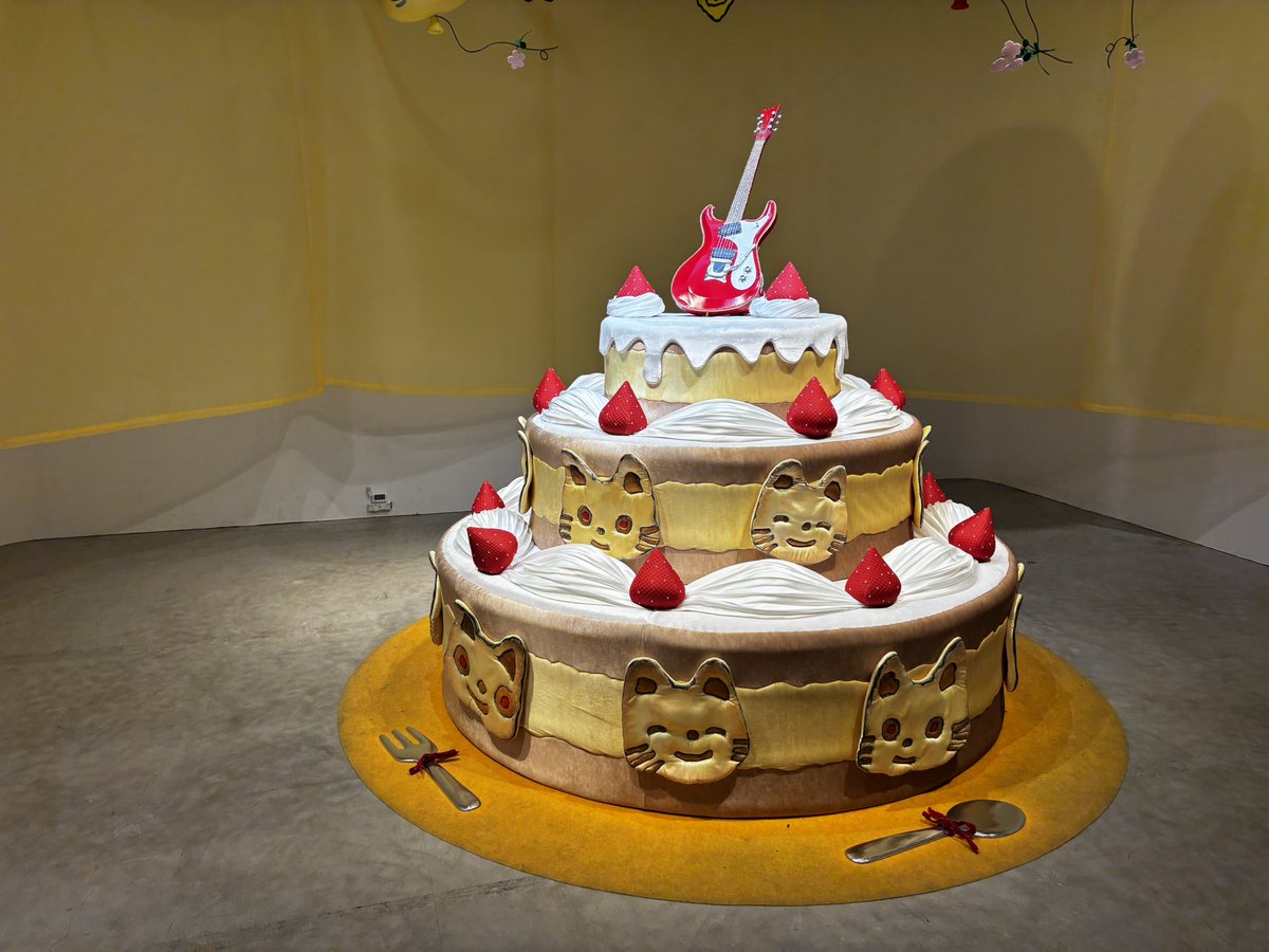 hkryts976's tweet photo. お友達とノンタンの展示行ったら、ノンタンの誕生日ケーキのてっぺんに大晴くんのギター置いてあった（違います）🎂🎸 https://t.co/AnNGOFYQuY
