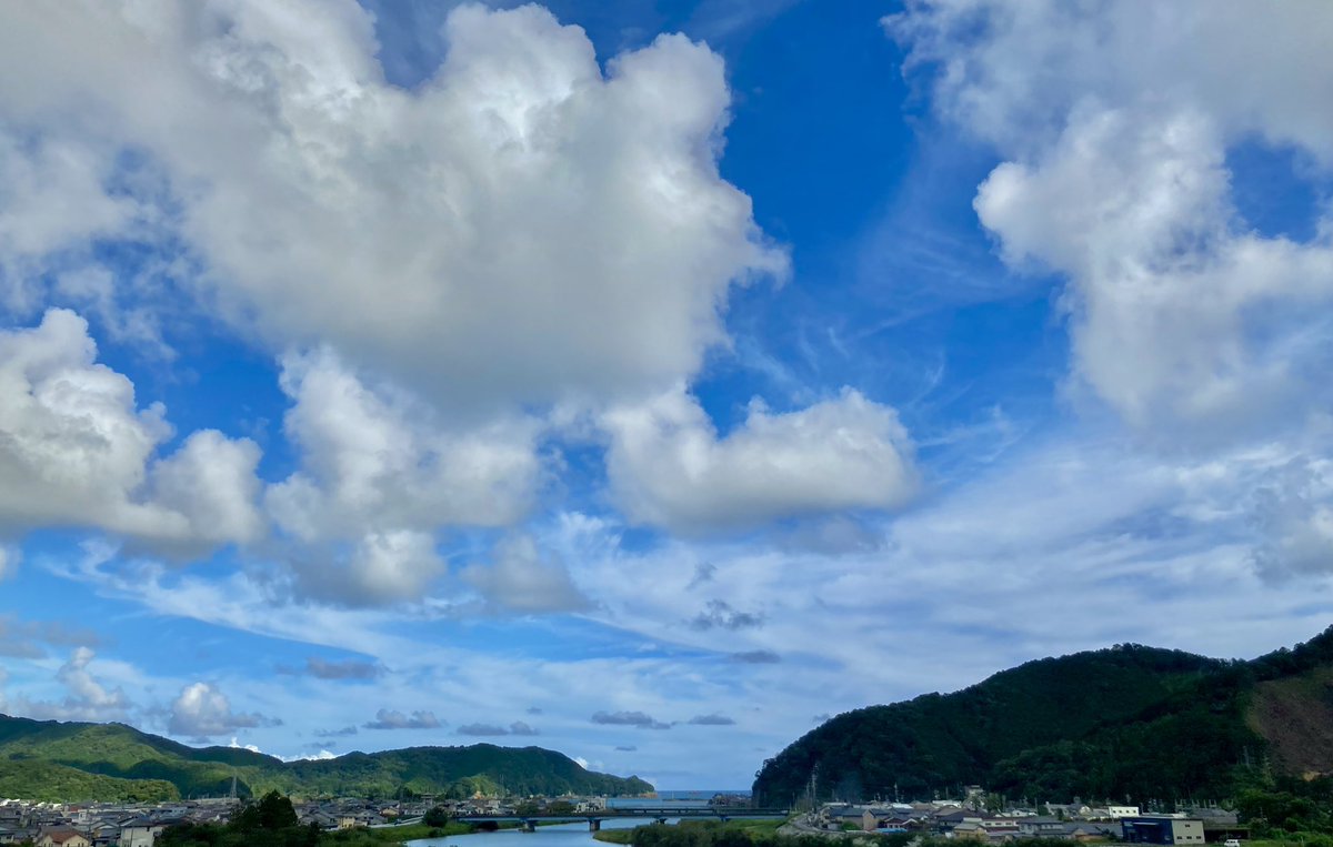 NATuuuuT's tweet photo. 町の上を揺蕩う雲 https://t.co/shQ3krXzYD