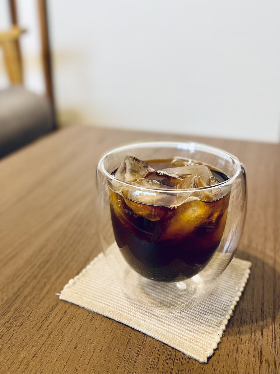 yane_to_kabe_'s tweet photo. 朝の一杯も。
昼休みも。
夜ごはんのあとも。

デカフェだからこそ、
時間を選ぶ自由があると思っています☕

みなさんは、どんな時にデカフェを飲みますか？

#屋根と壁
#デカフェ
#カフェインレスコーヒー
#デカフェコーヒー
#カフェインを控えたい https://t.co/Xd0hNZPk2Q