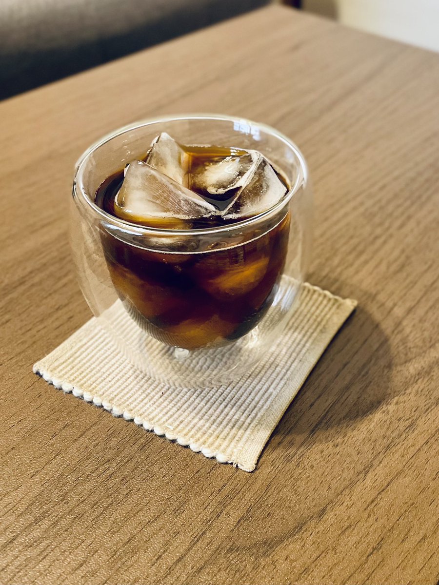 yane_to_kabe_'s tweet photo. 朝の一杯も。
昼休みも。
夜ごはんのあとも。

デカフェだからこそ、
時間を選ぶ自由があると思っています☕

みなさんは、どんな時にデカフェを飲みますか？

#屋根と壁
#デカフェ
#カフェインレスコーヒー
#デカフェコーヒー
#カフェインを控えたい https://t.co/Xd0hNZPk2Q
