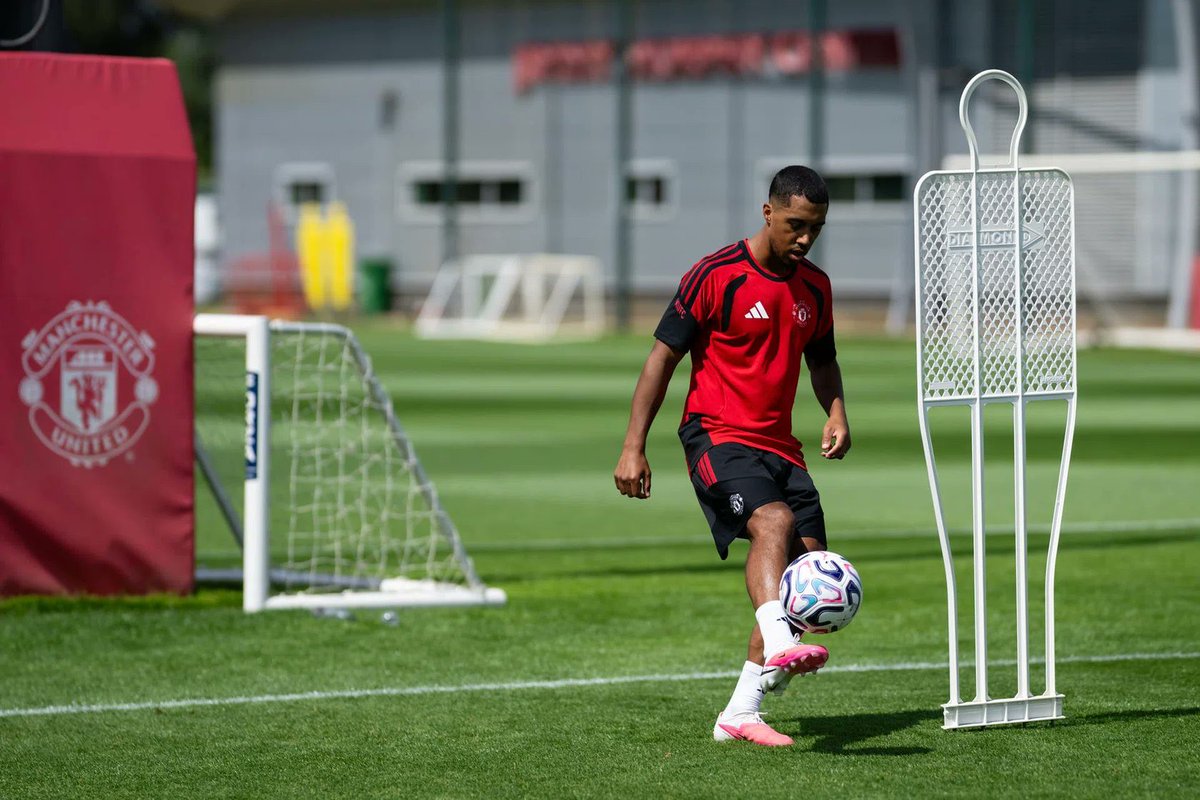 utdreport's tweet photo. Youri Tielemans in training 😍🇧🇪 https://t.co/sXwdpPD496