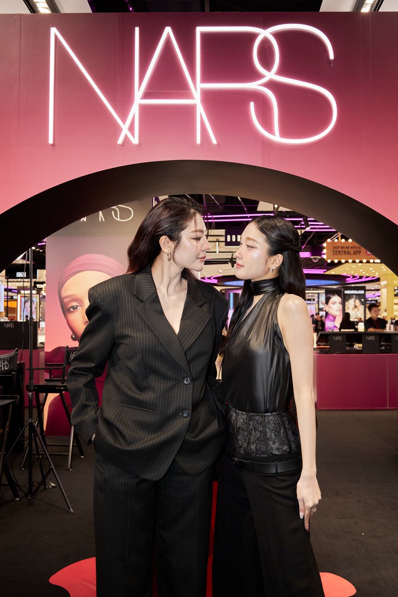 Centralnews's tweet photo. รวมภาพสวยๆ ของ ฝ้าย พีรญา และ อะตอม ปริยะ ที่งาน NARS LUST OF BLUSH Exclusive Pop-Up Event @ Central Ladprao

มาสัมผัสบลัชใหม่ล่าสุด NARS Insatiable Liquid Blush พร้อมร่วมสนุกและรับสิทธิพิเศษเฉพาะในงาน 31 ก.ค. 69 – 5 ส.ค. 69 เท่านั้น

#NARSTHxFAYEATOM
#FayePeraya #AtomPariya https://t.co/Tdi9nVs3uk