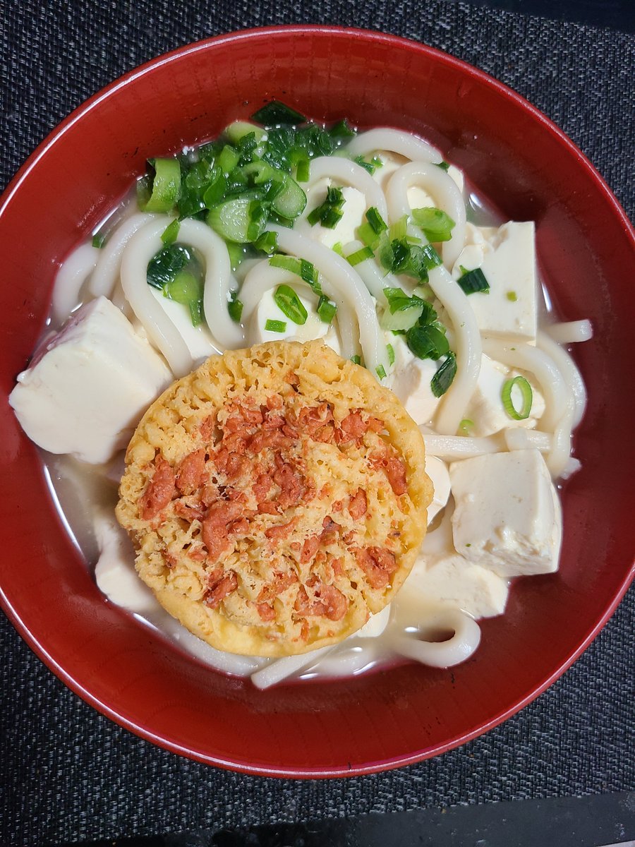 mozyakuma2's tweet photo. 晩御飯はかき揚げうどんです！
冷凍うどんがありました！
今日もお疲れ様でした🌃✨
#おうちごはん #うどん
 #かき揚げ #豆腐 #ねぎ https://t.co/urv77KgZpD