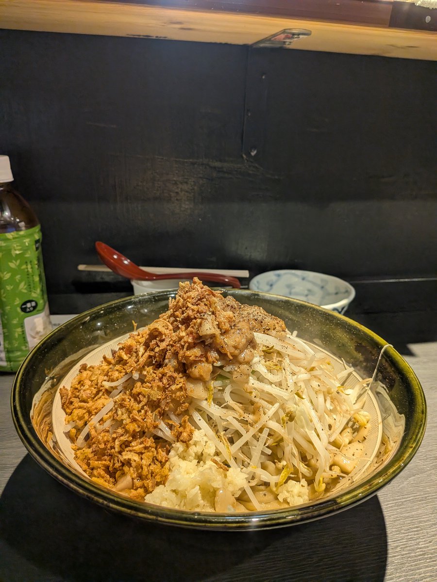 Freemason_jiro's tweet photo. 豚そば竜の道

豚そば大　汁なし変更　麺マシ　生卵
ノンコール
☆208

7月も最終日である
今日は狙い撃ちでコチラの汁なしをいただく
旨いねぇ～
自家製のゴワモチ麺が強暴でタレとのマッチングが非常に良い
フラオニが絡むとHEAVENなんだ
仕事頑張って良かった

心を燃やせ❤️‍🔥
ごっつぁぁぁんでした😎 https://t.co/CjQAONfXil