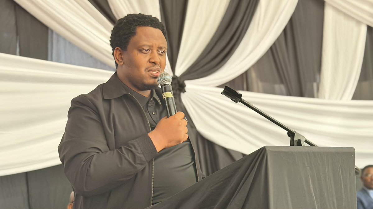 EFFEASTERNCAPE_'s tweet photo. 🕯️Rest in Peace🕯️
The EFF Elections Convenor of Nelson Mandela Municipality, Commissar Sinawo Thambo introducing the EFF National Chairperson, Commissar Nontando Nolutshungu at the funeral service of fighter Zanele Mali-Sikawuti.
#RIPFighter https://t.co/mi7vFUhCg0