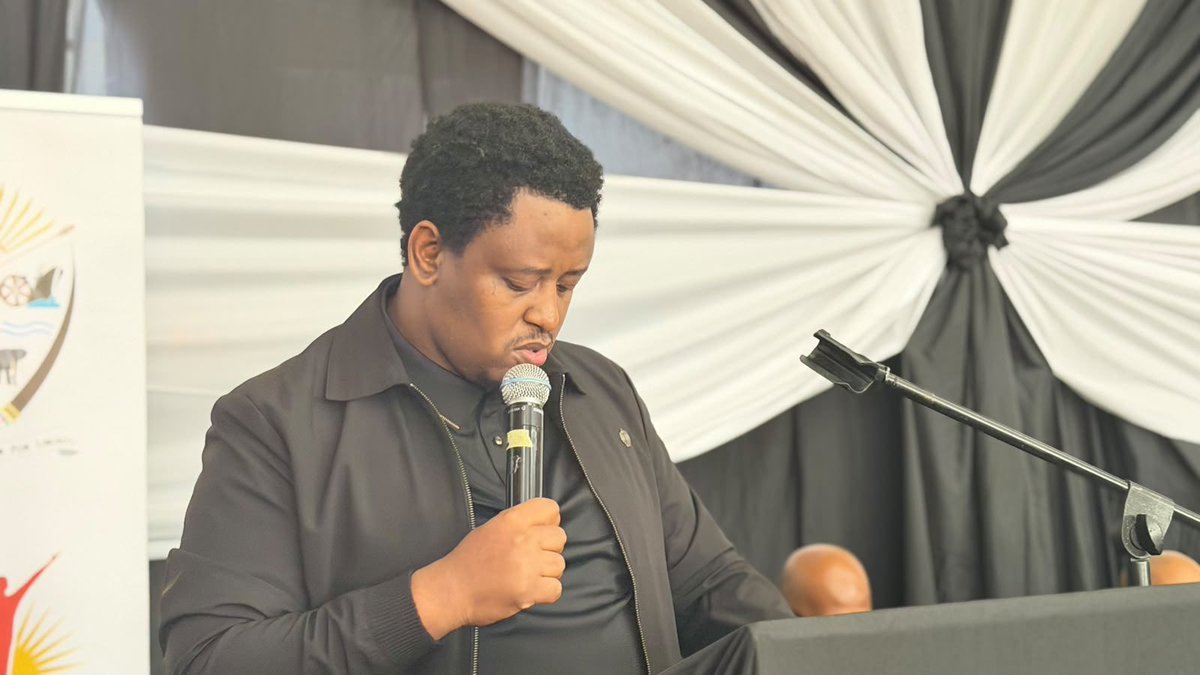 EFFEASTERNCAPE_'s tweet photo. 🕯️Rest in Peace🕯️
The EFF Elections Convenor of Nelson Mandela Municipality, Commissar Sinawo Thambo introducing the EFF National Chairperson, Commissar Nontando Nolutshungu at the funeral service of fighter Zanele Mali-Sikawuti.
#RIPFighter https://t.co/mi7vFUhCg0