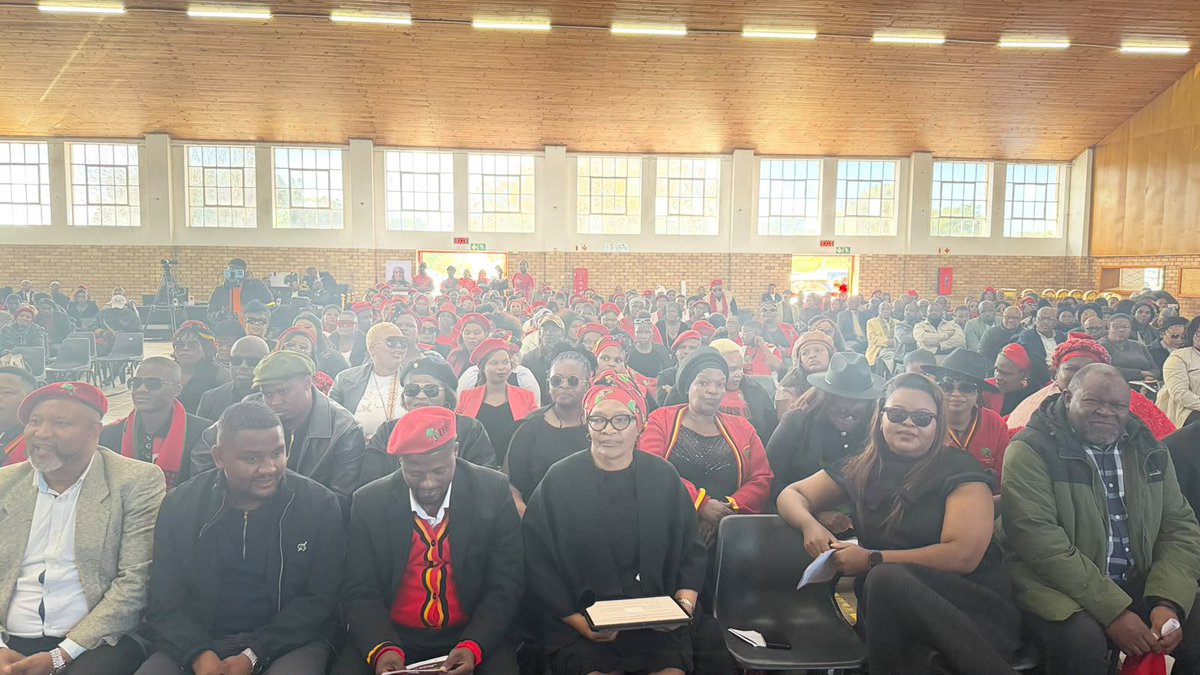 EFFEASTERNCAPE_'s tweet photo. 🕯️Rest in Peace🕯️
The EFF Elections Convenor of Nelson Mandela Municipality, Commissar Sinawo Thambo introducing the EFF National Chairperson, Commissar Nontando Nolutshungu at the funeral service of fighter Zanele Mali-Sikawuti.
#RIPFighter https://t.co/mi7vFUhCg0