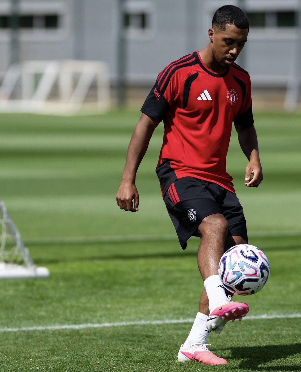 FrankEra_'s tweet photo. Youri Tielemans, welcome to the party. 😮‍💨 https://t.co/QwV1xbIeSL